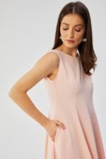 Ärmelloses stilvolles knielanges Kleid in Puder