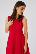 Rotes ärmelloses stilvolles knielanges Kleid