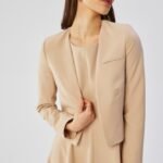 Eleganter Kurzblazer mit offener Front in Beige