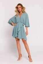 Verführerisches Minikleid mit weiten Ärmeln