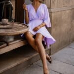 Verführerisches Minikleid in Flieder mit weiten Ärmeln