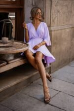 Verführerisches Minikleid in Flieder mit weiten Ärmeln