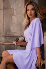 Verführerisches Minikleid in Flieder mit weiten Ärmeln