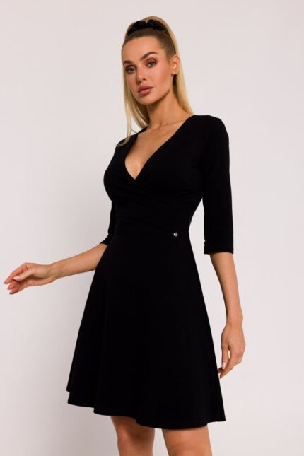 Schwarzes stilvolles Minikleid mit ausgestelltem Rockteil