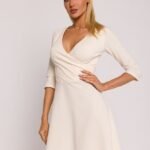 Stilvolles Minikleid in Creme mit ausgestelltem Rockteil