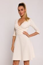 Stilvolles Minikleid in Creme mit ausgestelltem Rockteil