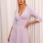 Stilvolles Minikleid in Flieder mit ausgestelltem Rockteil