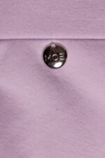 Stilvolles Minikleid in Flieder mit ausgestelltem Rockteil