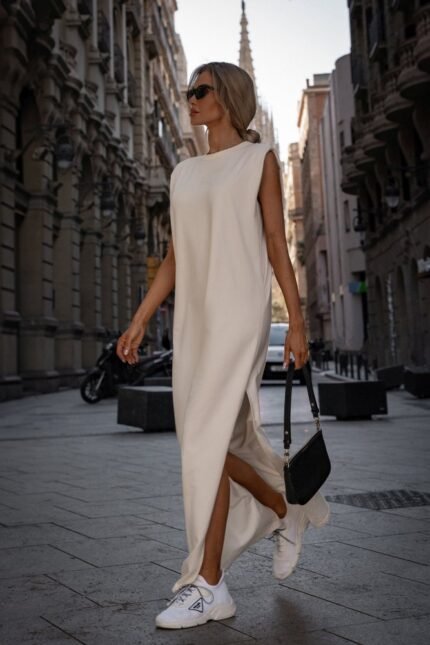 Elegantes Maxikleid mit Schulterpolstern - Creme