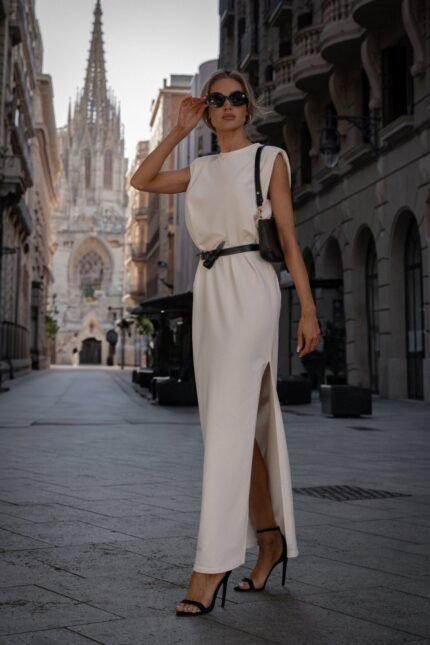 Elegantes Maxikleid mit Schulterpolstern - Creme