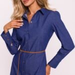 Blaues Hemdblusenkleid mit schmalem Gürtel