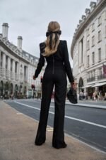 Schwarzer taillierter Overall mit Schulterpolstern