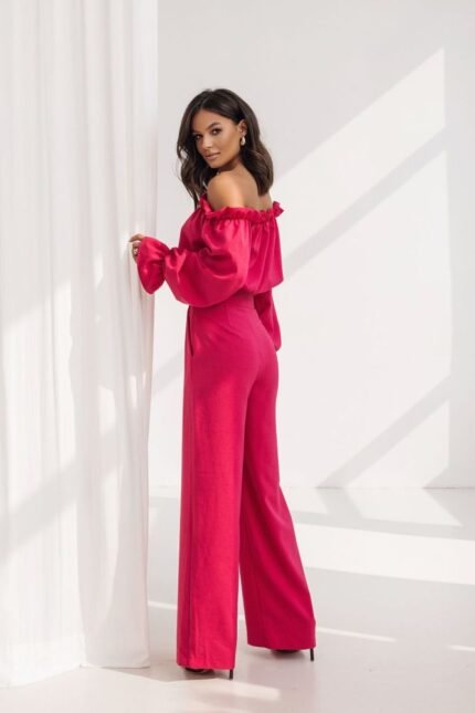 Eleganz trifft auf Frühjahrsflair durch diese rote Hose mit Bluse