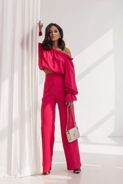 Rote Hose mit Bluse