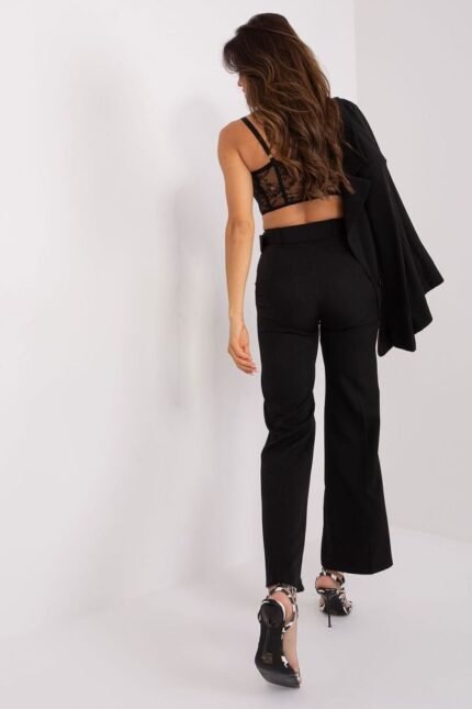 Schwarze elegante Stoffhose mit Gürtel für einen selbstbewussten femininen Look 192400