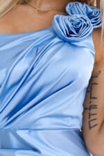 One Shoulder Satin Abendkleid in Himmelblau – Bild 3