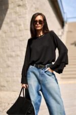 Schwarze Bluse mit Glockenärmeln