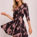 Figurbetonendes Kleid im Grafikmuster