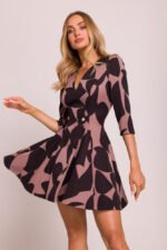 Figurbetonendes Kleid im Grafikmuster