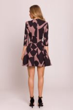 Minikleid in tailliertem Schnitt und V-Ausschnitt