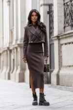 Kurzblazer mit Revers und ärmellosem figurbetonendem Kleid