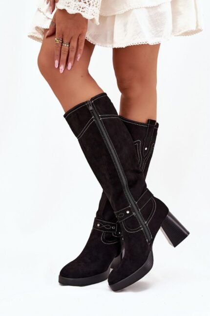 Modische Stiefel mit Ziernähten und dekorativer Riemenschnalle
