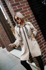 Jacke Beige mit Kapuze & Statement Details - dein minimalistischer Style – Bild 2