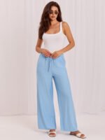 Bequeme hellblaue Hose mit Taschen