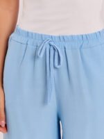 Hellblaue Sommerhose mit Bindegürtel