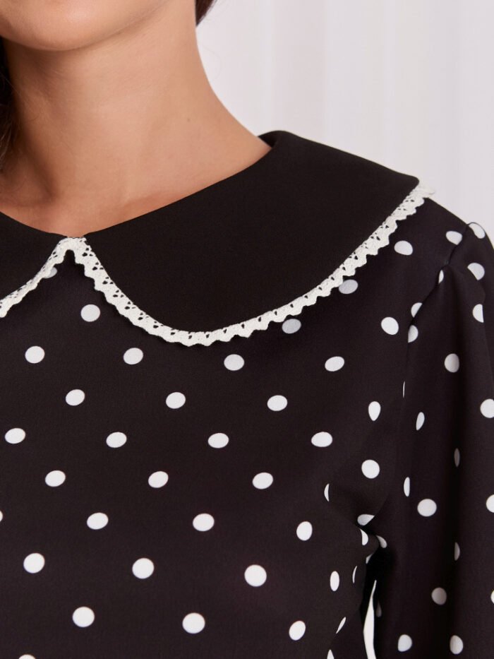 Schwarze Bluse mit Spitzenkragen