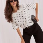 Weiße Bluse mit schwarzen Punkten