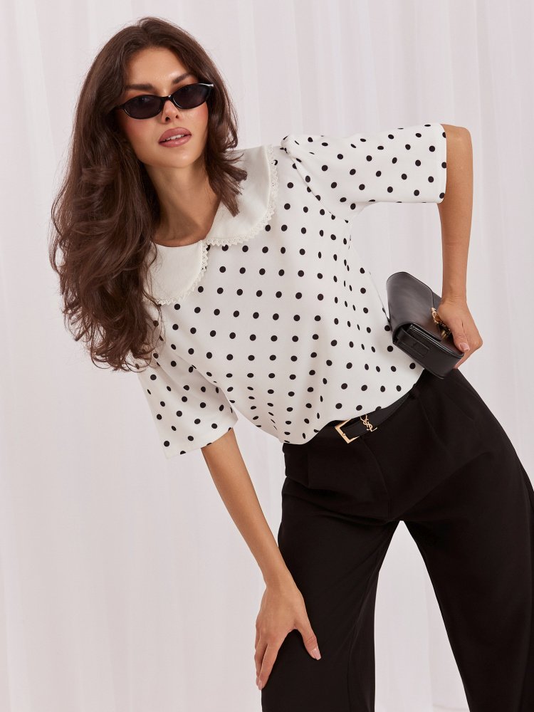 Weiße Bluse mit schwarzen Punkten Weiße Bluse mit schwarzen Punkten