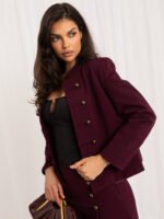 Kurze taillierte Jacke mit passender Hose