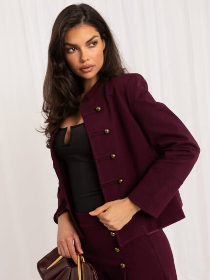 Kurze taillierte Jacke mit passender Hose