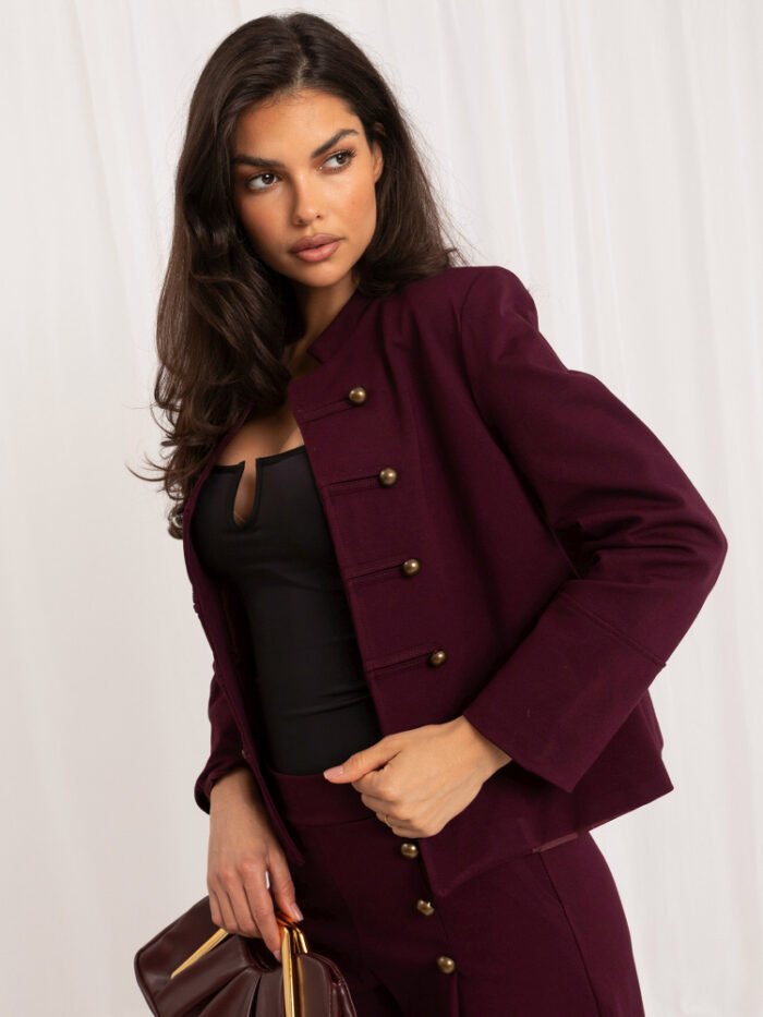 Kurze taillierte Jacke mit passender Hose