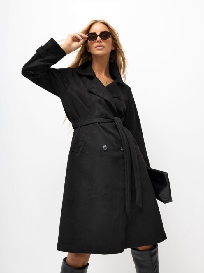 Schwarzer Trenchcoat für Übergangszeit