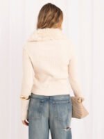 Kurze Strickjacke mit Kunstfellkragen und Reißverschluss in Beige